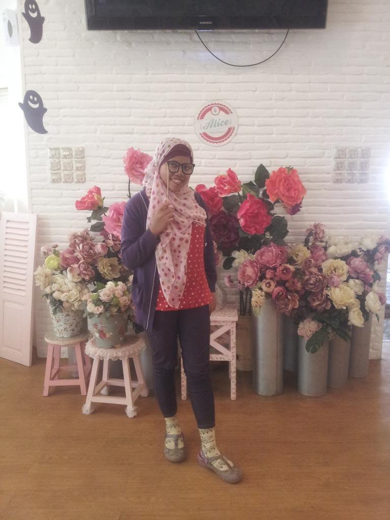 Menata Alis di Alice Tea Room Bareng Vemale