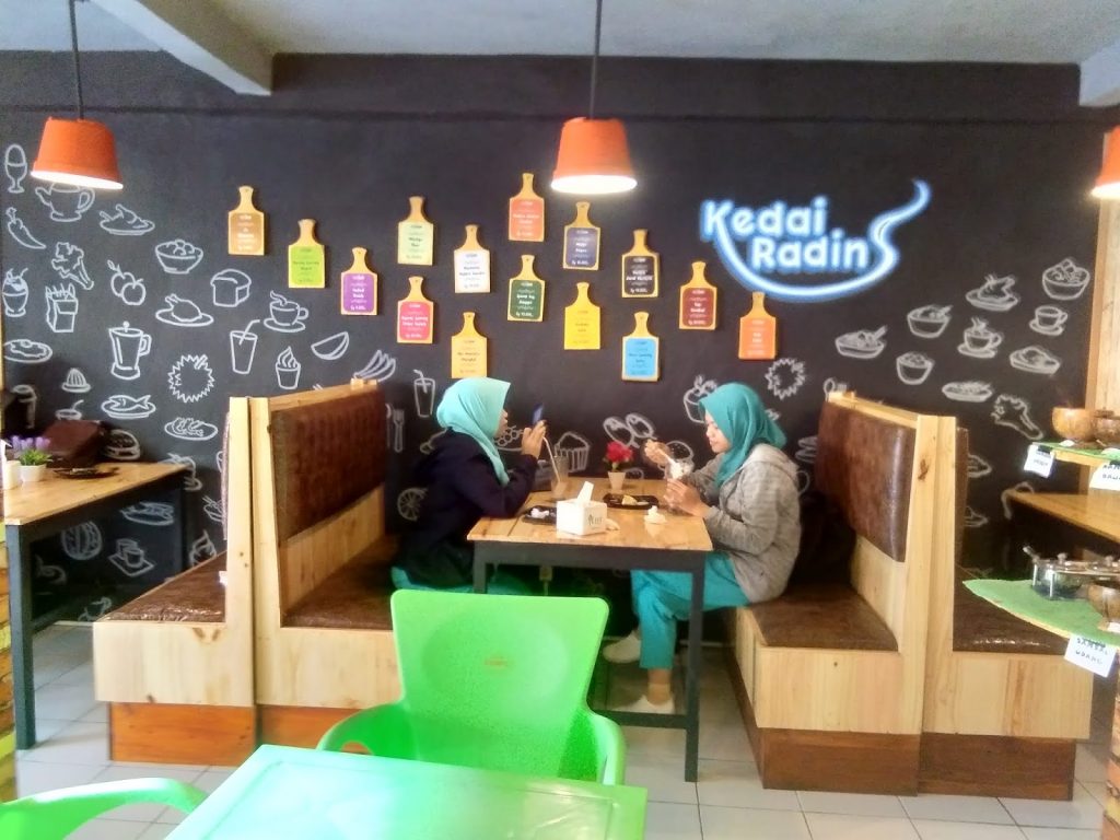 Mencoba Makanan Hits di Kedai Radin